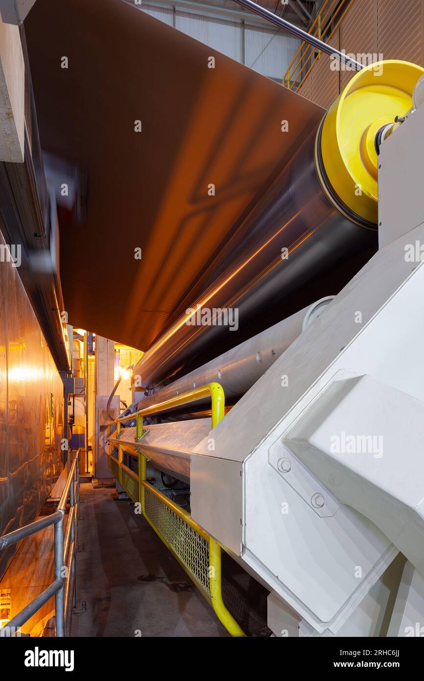 Die Maschinen in einer Papierfabrik. Stockfoto