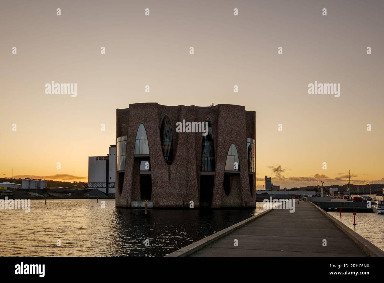 Vejle, Dänemark - 06. OKTOBER 2022: Außenansicht von Fjordenhus bei Sonnenuntergang. Stockfoto