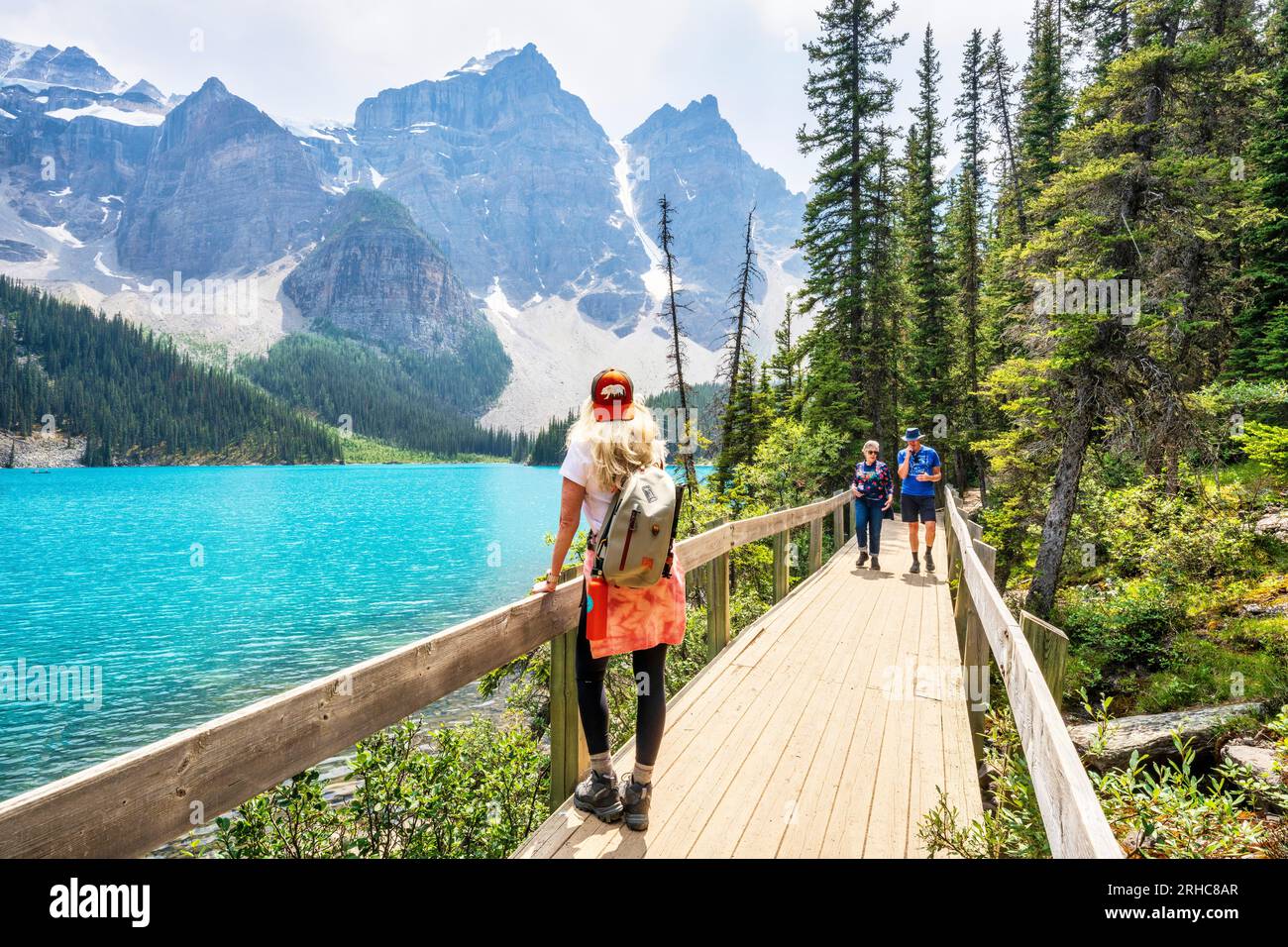 Moraine Lake im Sommer im Banff National Park, Kanadische Rockies, Alberta, Kanada. Banff National Park, Alberta, Kanada Stockfoto