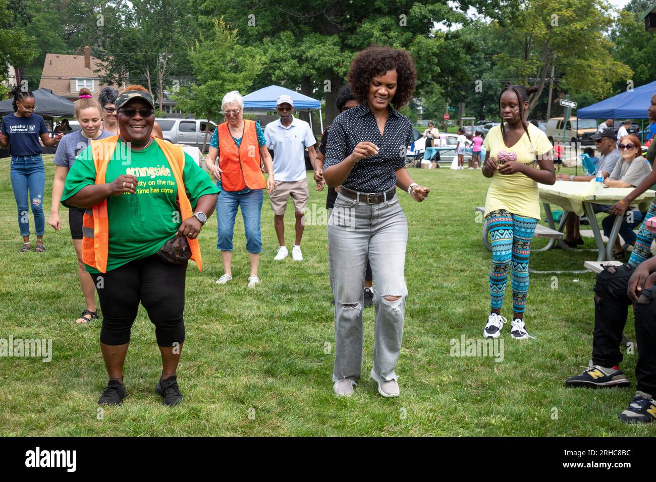 Detroit, Michigan - Latisha Johnson (schwarzes Hemd), Mitglied des Stadtrats von Detroit, tanzt gemeinsam mit den Bewohnern des Stadtviertels Morningside im Trustle A. Stockfoto