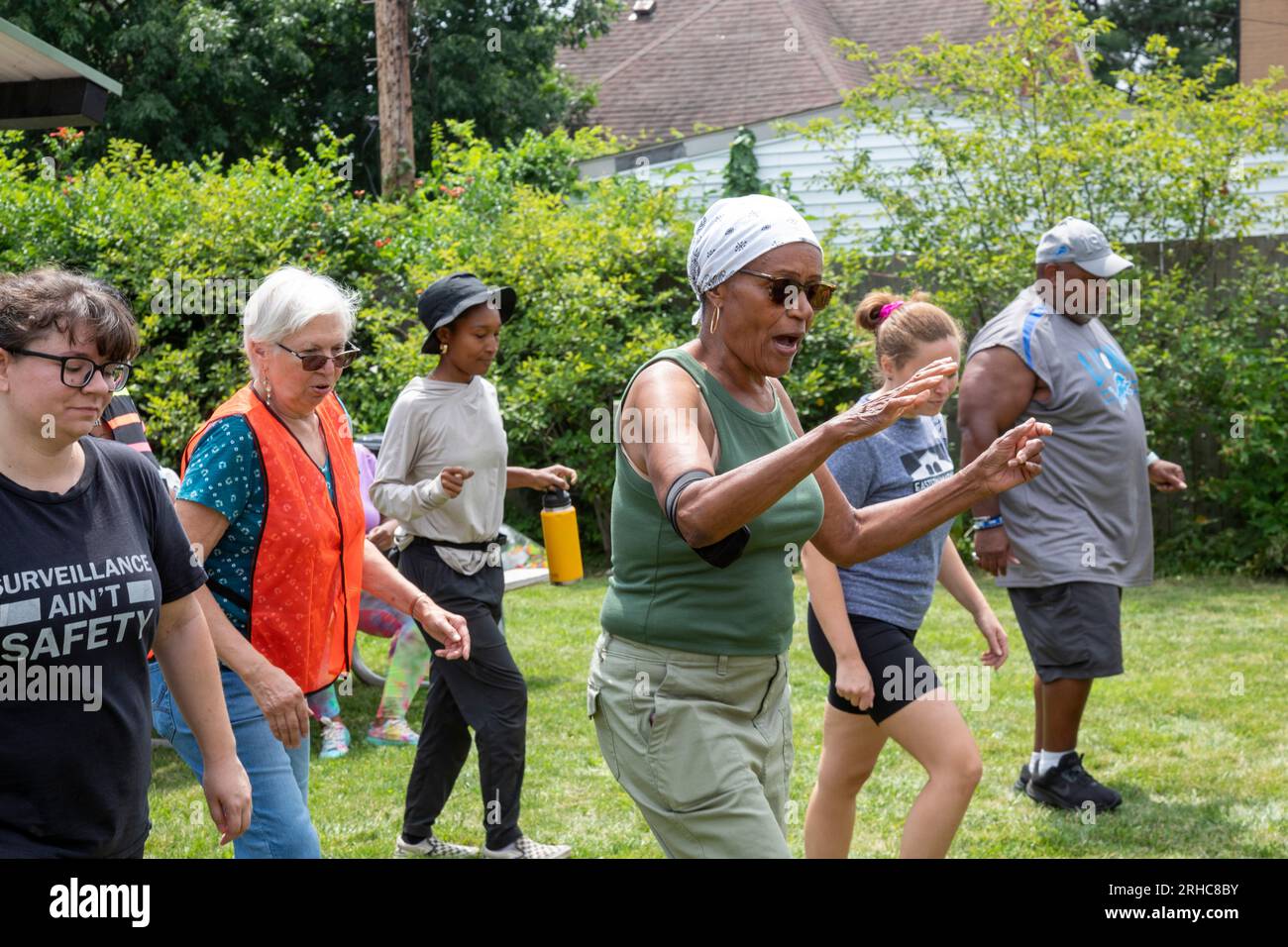 Detroit, Michigan - Bea Davis (grünes Dach) bringt dem Tanz der Bewohner der Morningside bei ihrem Picknick/ihrer Party mit dem Titel „Summer Sizzle“ bei Stockfoto