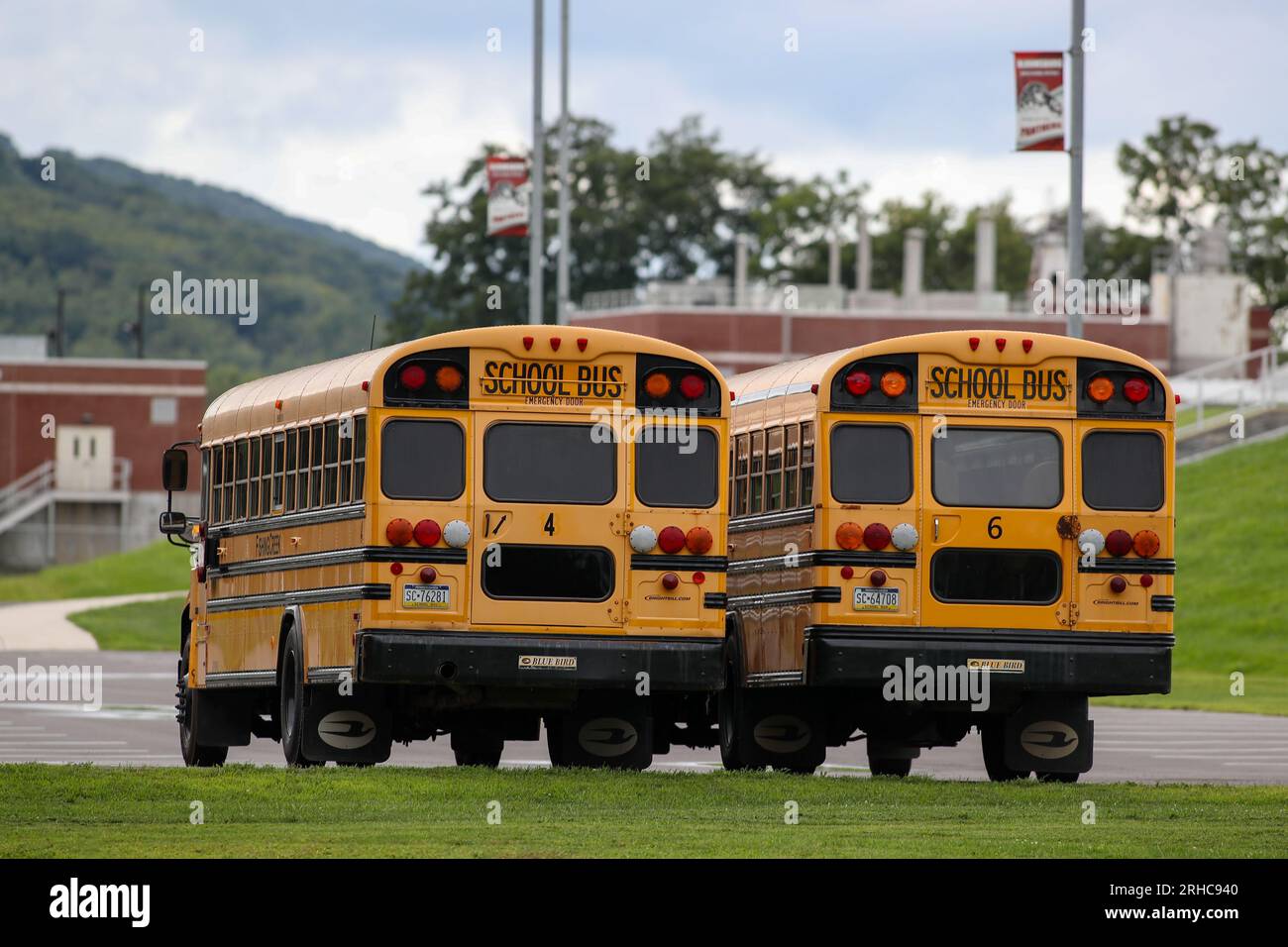 Bloomsburg, Pennsylvania, USA. 15. Aug. 2023. Schulbusse werden an der Bloomsburg High School geparkt, da viele Schulbezirke in Pennsylvania einen Mangel an Schulbusfahrern erleben. (Credit Image: © Paul Weaver/SOPA Images via ZUMA Press Wire) NUR ZUR REDAKTIONELLEN VERWENDUNG! Nicht für den kommerziellen GEBRAUCH! Stockfoto