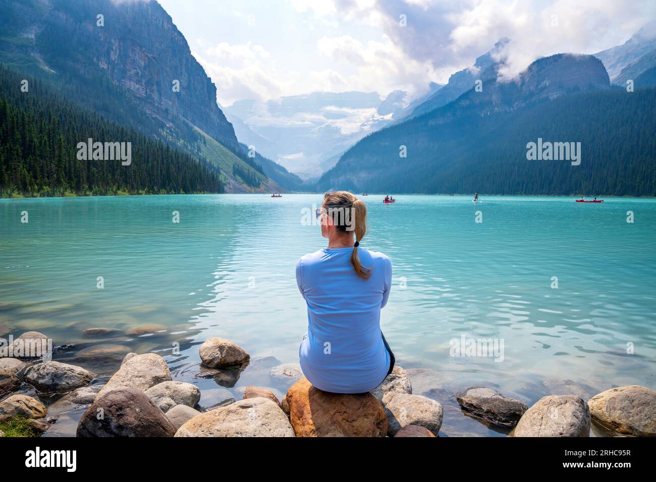 Eine Frau, die die wunderschöne Natur und Ruhe des Lake Louise genießt, Banff National Park, Kanadische Rockies, Alberta, Kanada. Banff National Park, Alberta, Kanada Stockfoto