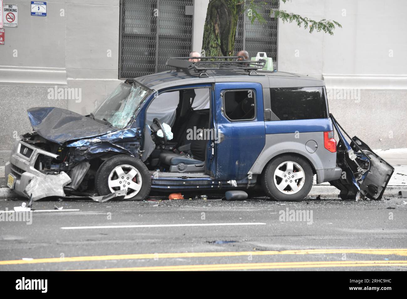 Die Fahrzeuge wurden nach einem Unfall zerstört. Der amtierende Staatsanwalt von Essex, Theodore N. Stephens, II., und Newark, Direktor für öffentliche Sicherheit, Fritz Fragé, kündigten an, dass die Kriminalpolizei des Staatsanwalts Essex einen Unfall mit zwei Autos in Newark untersucht, bei dem ein Mann getötet und vier Passagiere verletzt wurden. Heute um 4:20 Uhr wurde die Polizei über einen Autounfall informiert, der sich an der Kreuzung von Broad Street und Pennington Street in Newark ereignete. Der Fahrer eines der Fahrzeuge, Jose Murillo, 34 von Elizabeth, wurde am Tatort für tot erklärt. Der Antrieb Stockfoto