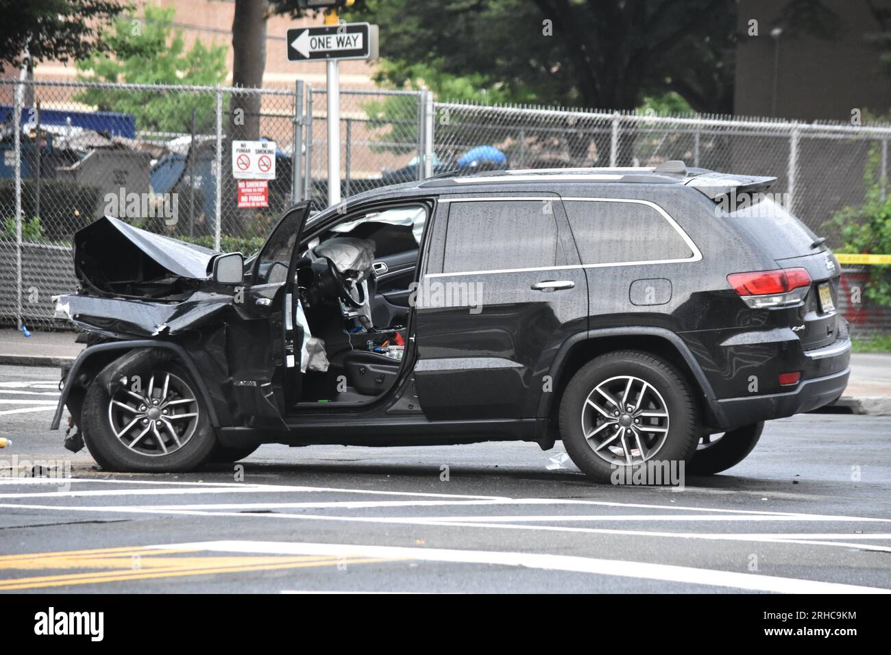 Die Fahrzeuge wurden nach einem Unfall zerstört. Der amtierende Staatsanwalt von Essex, Theodore N. Stephens, II., und Newark, Direktor für öffentliche Sicherheit, Fritz Fragé, kündigten an, dass die Kriminalpolizei des Staatsanwalts Essex einen Unfall mit zwei Autos in Newark untersucht, bei dem ein Mann getötet und vier Passagiere verletzt wurden. Heute um 4:20 Uhr wurde die Polizei über einen Autounfall informiert, der sich an der Kreuzung von Broad Street und Pennington Street in Newark ereignete. Der Fahrer eines der Fahrzeuge, Jose Murillo, 34 von Elizabeth, wurde am Tatort für tot erklärt. Der Antrieb Stockfoto