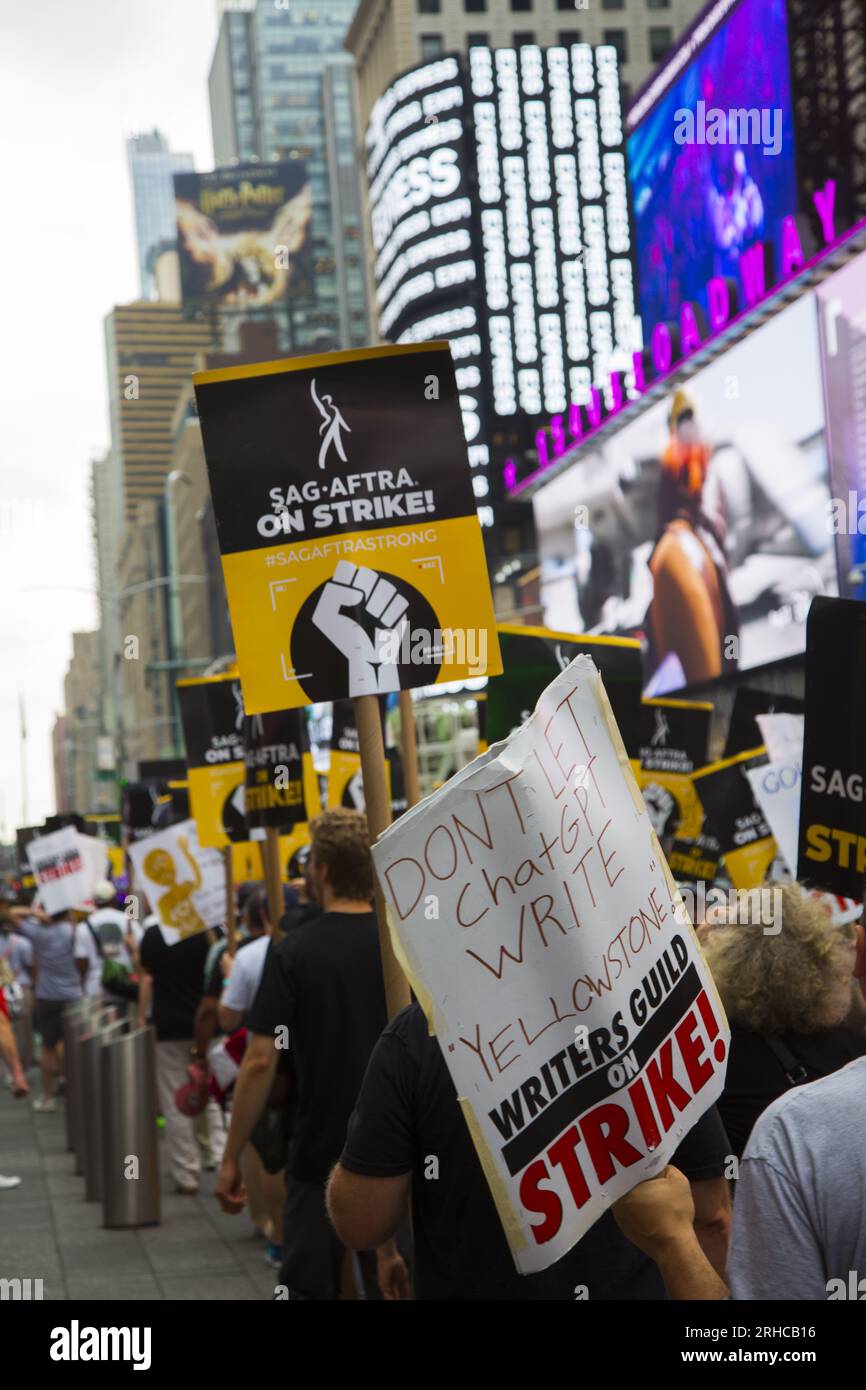 New York City: Der Streik geht weiter unter der Schriftstellergilde von Amerika zusammen mit Mitgliedern der SAG-AFTRA Union mit Streikposten an mehreren Orten in Manhattan. Gewerkschaftsmitglieder demonstrieren am Broadway am Times Square, was die Unterhaltungsindustrie lähmt. Stockfoto