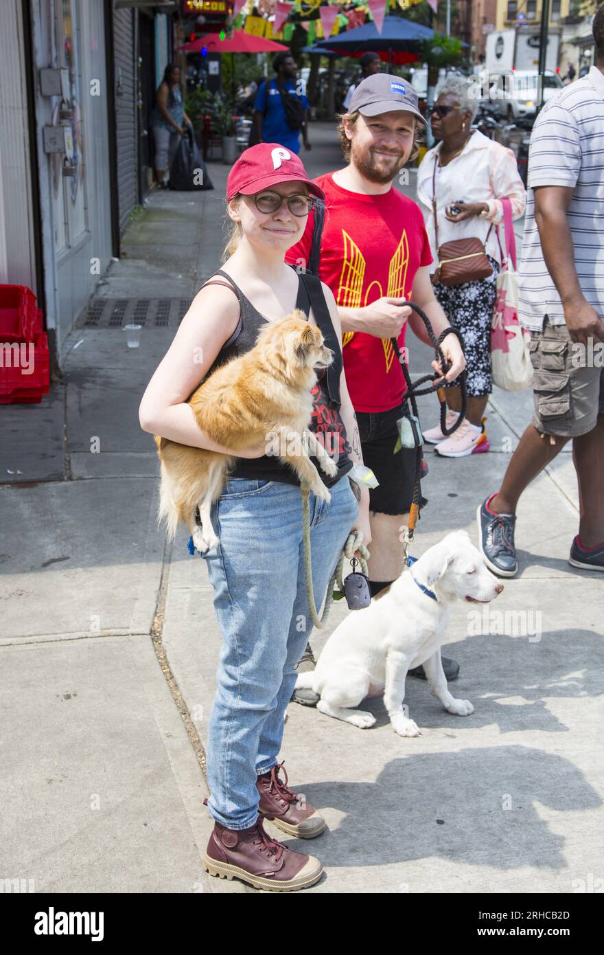 Paare mit Hunden sehen die Hip Hop Parade vorbei Stockfoto