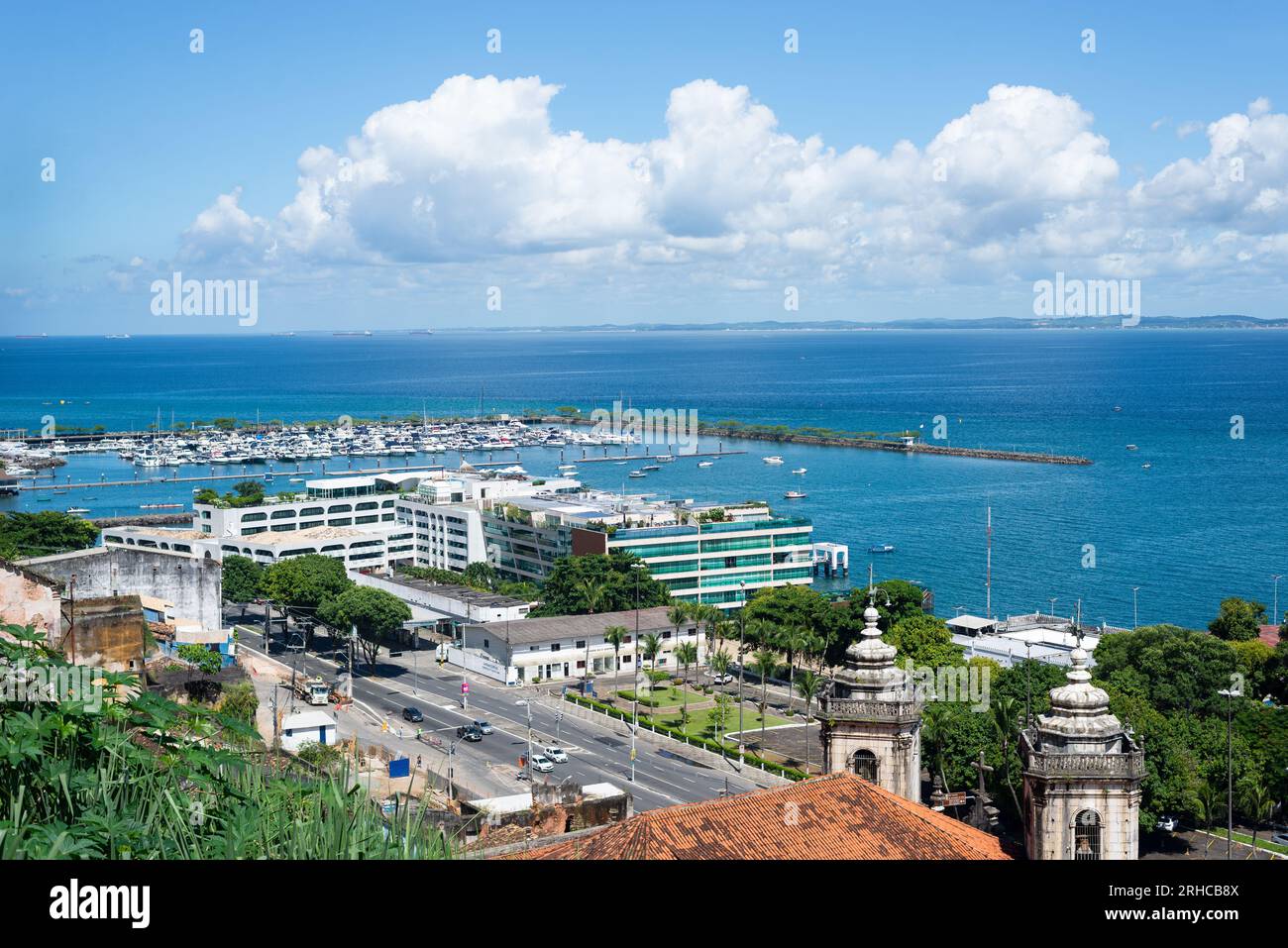 Salvador, Bahia, Brasilien - 02. April 2023: Blick von der Spitze der Bucht von Todos os Santos. Postkarte aus der Stadt Salvador im brasilianischen Bundesstaat Bahia Stockfoto