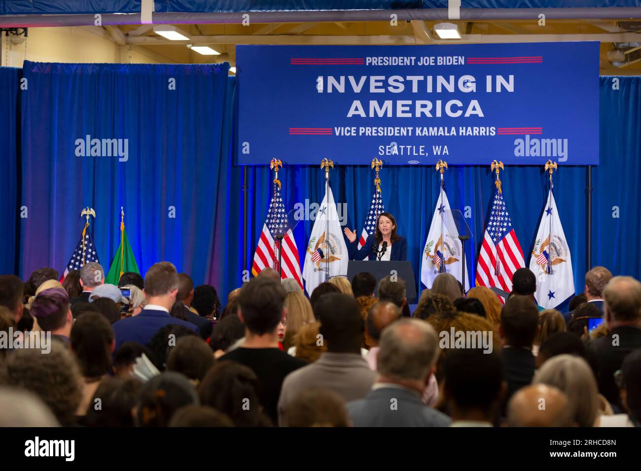 Seattle, Washington, USA. 15. August 2023. Senatorin Maria Cantwell spricht auf einer Veranstaltung anlässlich des einjährigen Jubiläums der Unterzeichnung des Inflationsreduktionsgesetzes bei McKinstry, einem Bauunternehmen für grüne Energie, im Industriegebiet von Seattle. Kredit: Paul Christian Gordon/Alamy Live News Stockfoto