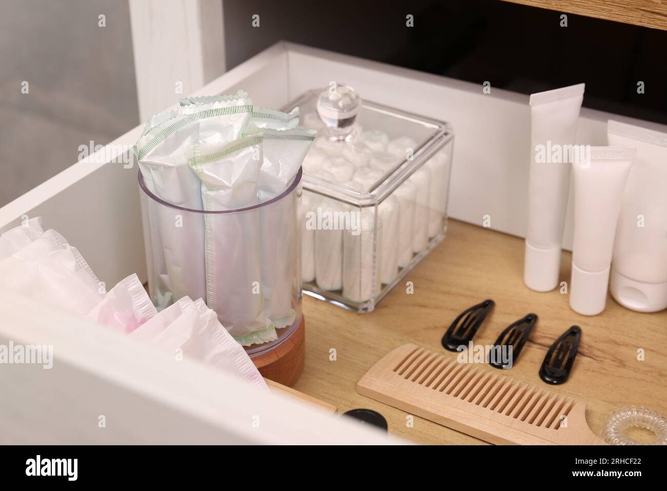 Offene Schrankschublade mit Tampons und Damenhygieneprodukten, Nahaufnahme Stockfoto