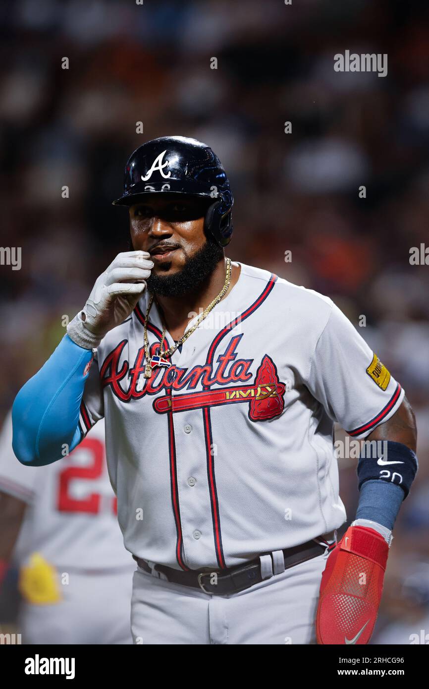 12. August 2023; New York City, New York; Atlanta Braves DH Marcell Ozuna (20) erzielt bei der Single des linken Feldspielers Kevin Pillar (17) gegen die New York Mets. (Ariel Fox/Bild des Sports) Stockfoto