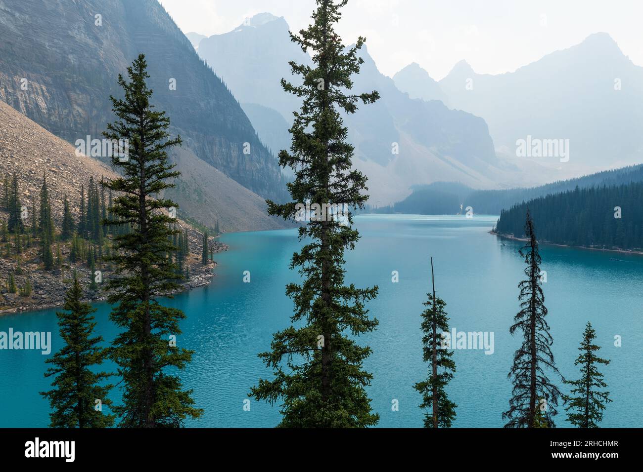 Moränensee mit Nebel und Nebel am Nachmittag, Banff National Park, Alberta, Kanada. Stockfoto