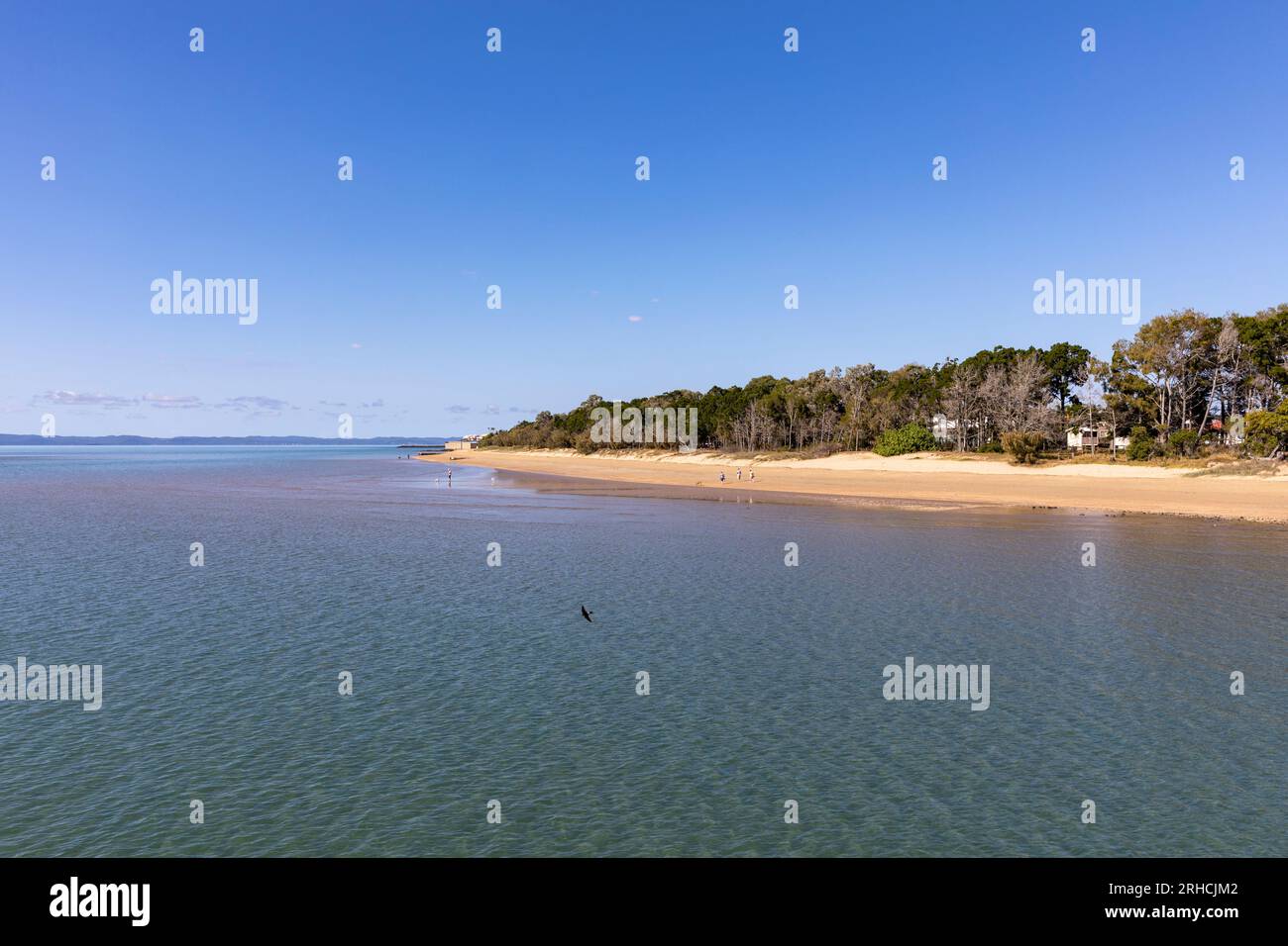 Hervey Bay City im Süden von Queensland und Tor zu Fraser Island, Blick auf die atemberaubende Küste vom Urangun Pier mit blauem Himmel Ozeanstrand Stockfoto