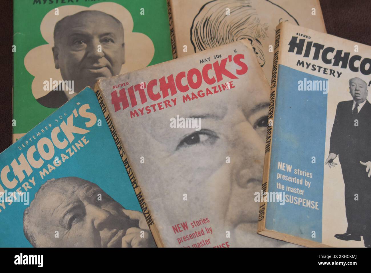 Buffalo, MO, USA--12. Juli 2023: Teil einer Sammlung von Alfred Hitchcock Mystery Magazinen aus den 1960er Jahren Stockfoto