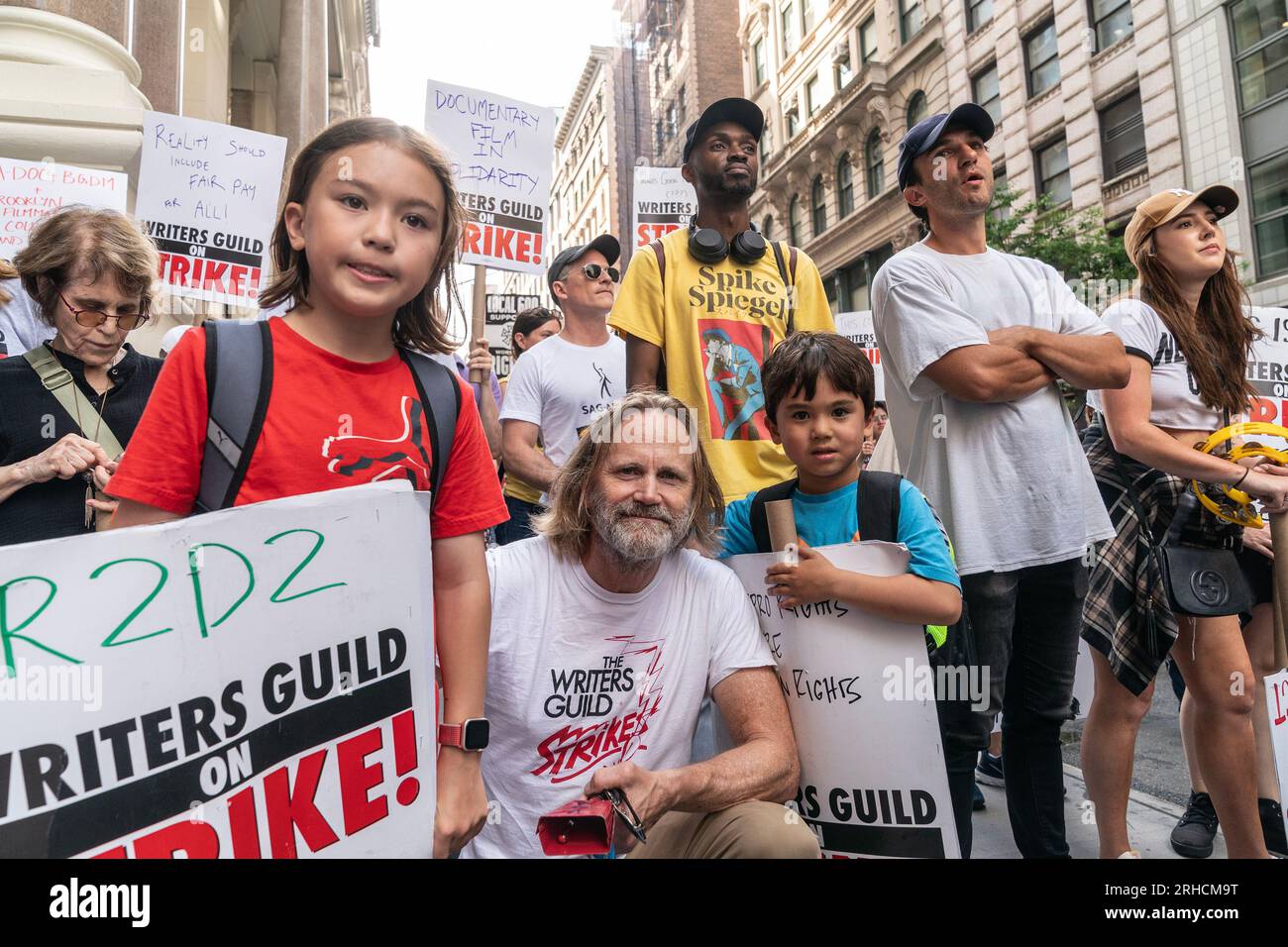 New York, USA. 15. Aug. 2023. Lee Tergesen und seine Kinder traten WGA- und SAG-AFTRA-Mitgliedern bei, um Streikposten zu führen, während sie Vertragsverhandlungen bei Netflix und Warner Bros. Antreten Discovery Offices in New York am 15. August 2023. (Foto: Lev Radin/Sipa USA) Guthaben: SIPA USA/Alamy Live News Stockfoto