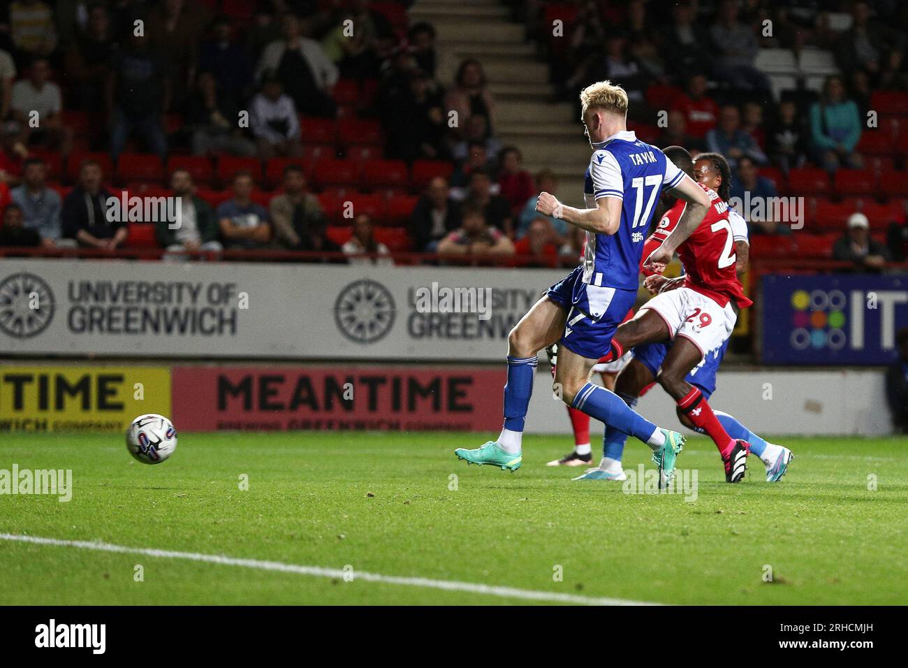 Daniel Kanu von Charlton Athletic erzielte sein Tor während des Spiels der Sky Bet League 1 zwischen Charlton Athletic und Bristol Rovers am Dienstag, den 15. August 2023 im Valley, London. (Foto: Tom West | MI News) Guthaben: MI News & Sport /Alamy Live News Stockfoto