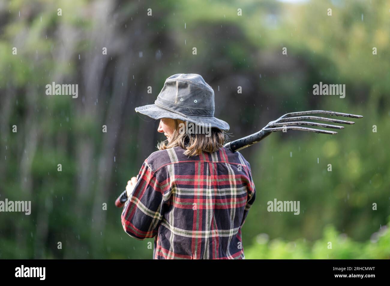 Junge Bodenwissenschaftlerin, die in einem Bodenlabor in australien einen Boden in der Hand hält Stockfoto