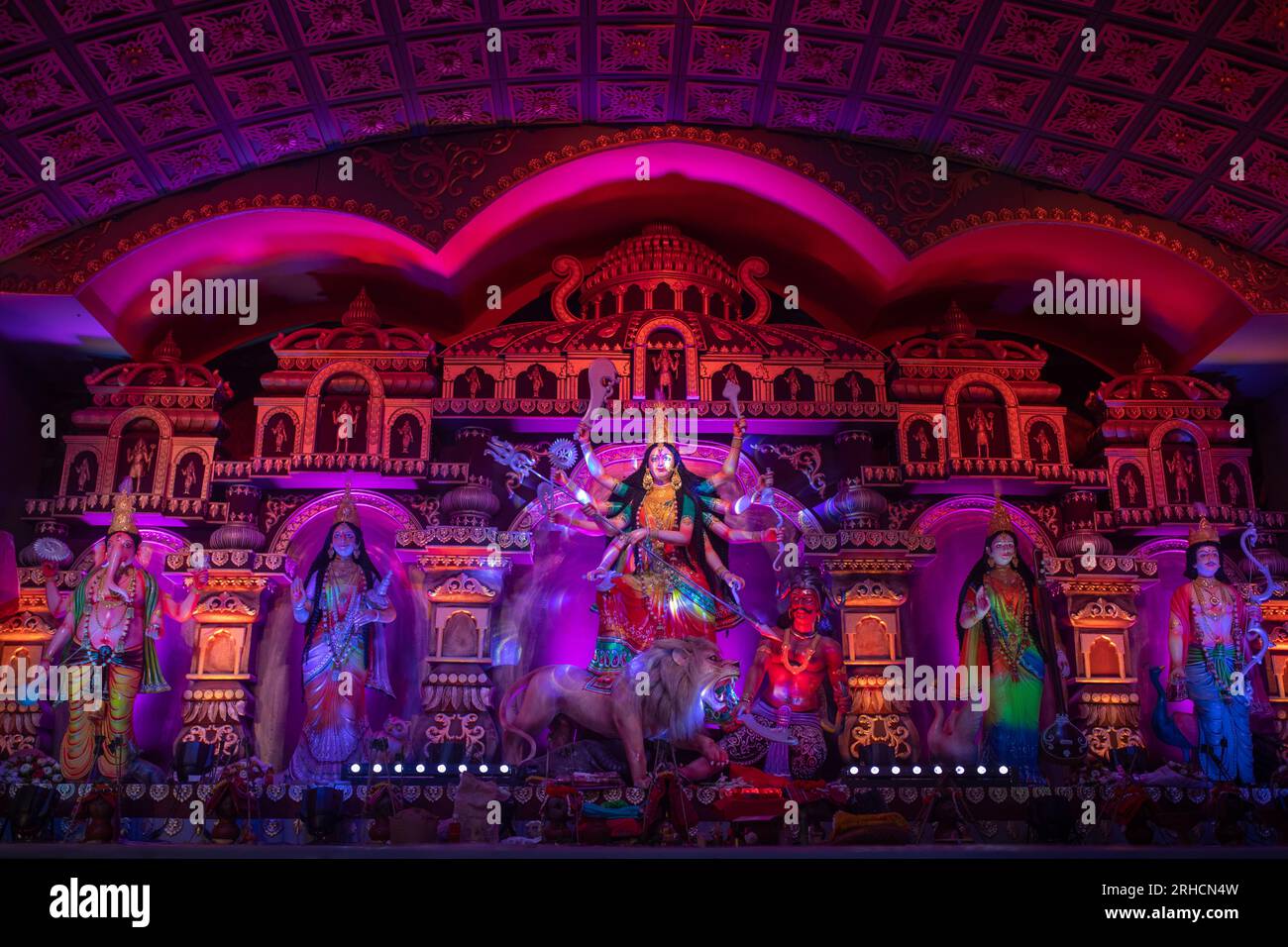 Göttin Durga, eine moderne Ausstellung in einem Puja Mandap, während des hinduistischen Festivals von Durga Puja in Dhaka, Bangladesch. Stockfoto