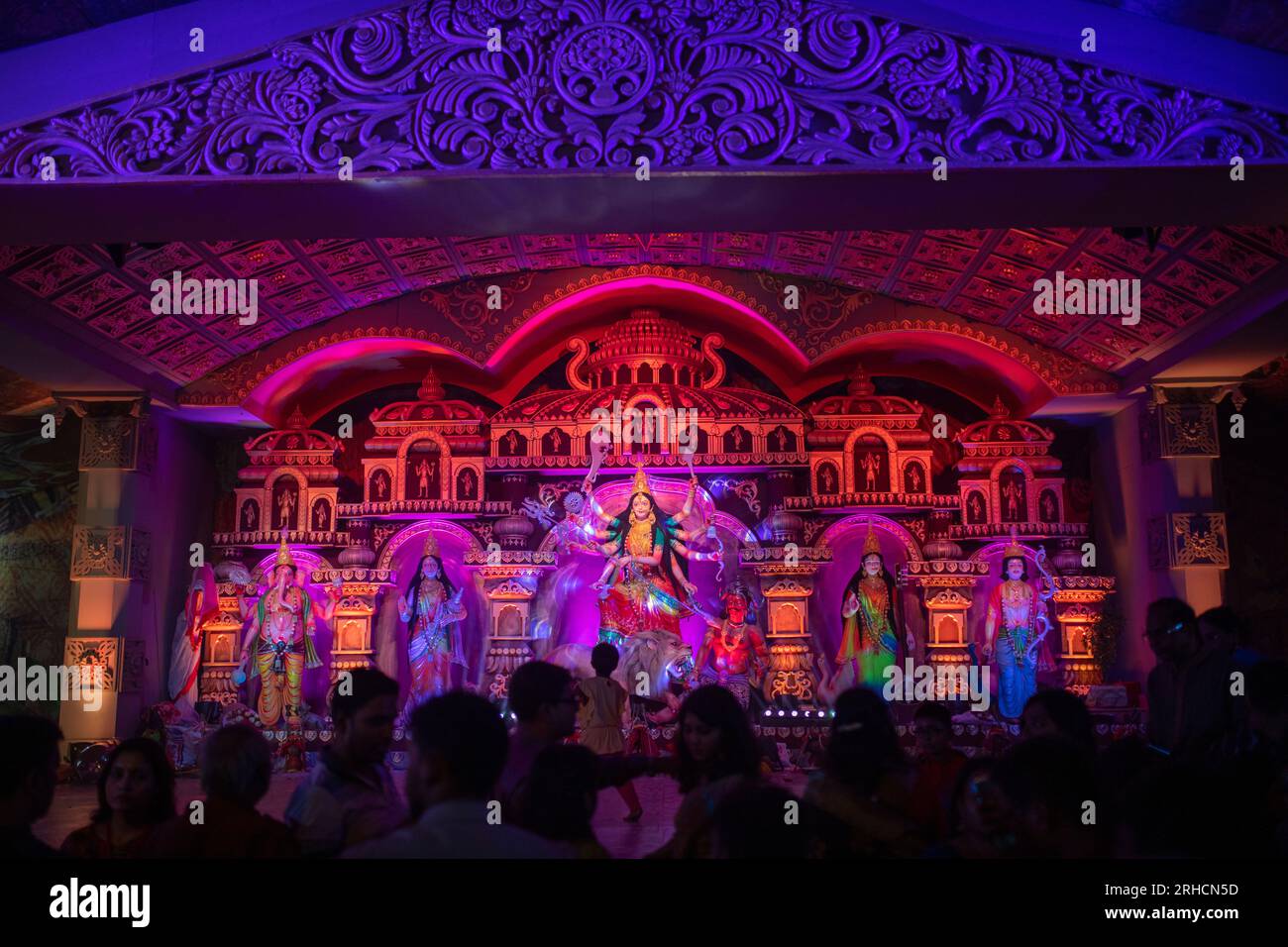 Göttin Durga, eine moderne Ausstellung in einem Puja Mandap, während des hinduistischen Festivals von Durga Puja in Dhaka, Bangladesch. Stockfoto