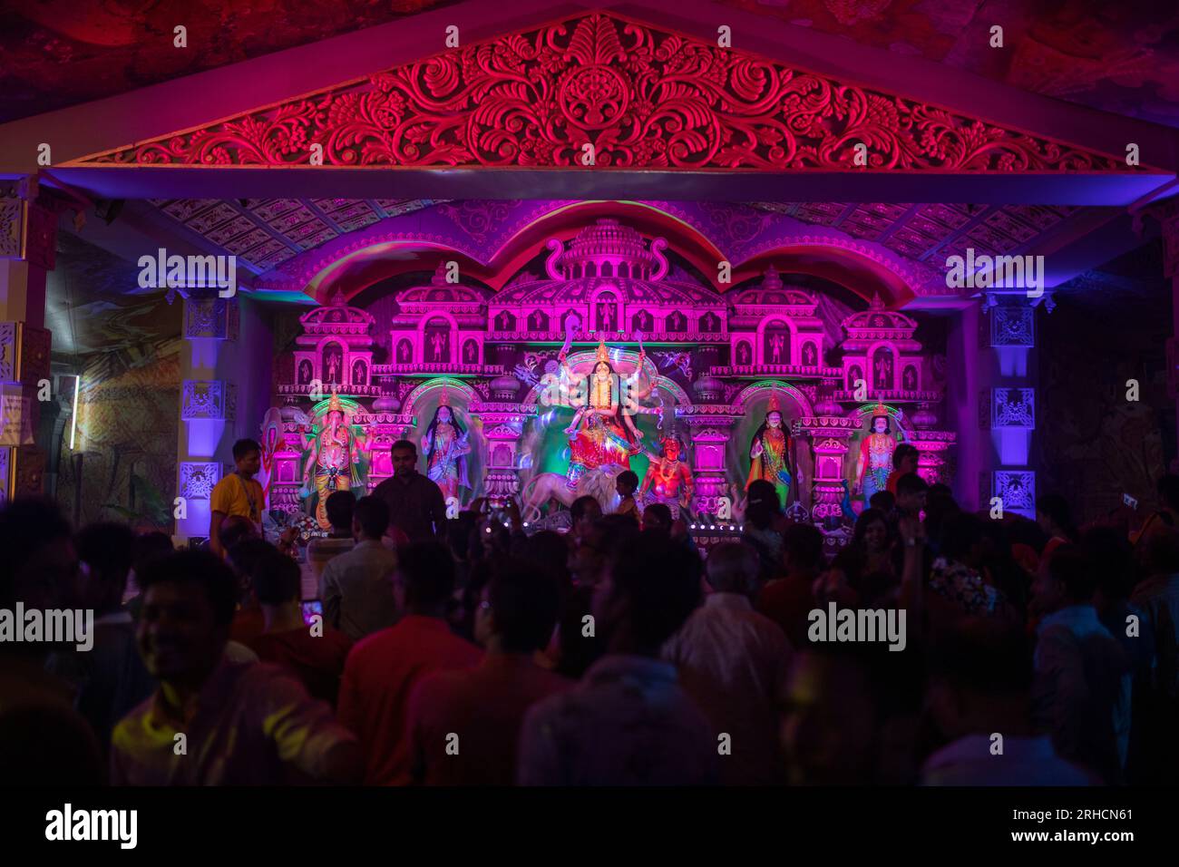 Göttin Durga, eine moderne Ausstellung in einem Puja Mandap, während des hinduistischen Festivals von Durga Puja in Dhaka, Bangladesch. Stockfoto