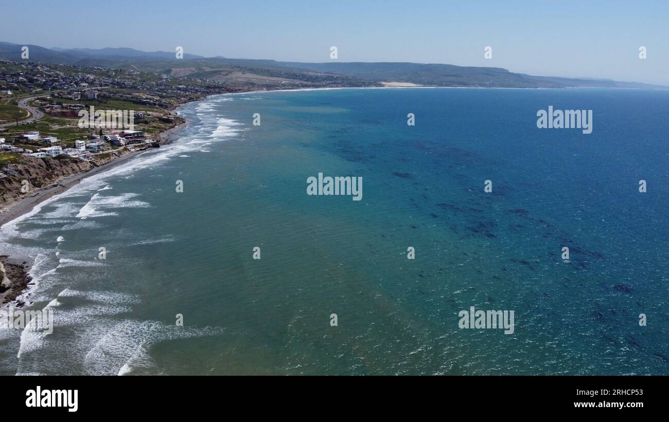 Blaues Wasser und die kalifornische Küste Stockfoto