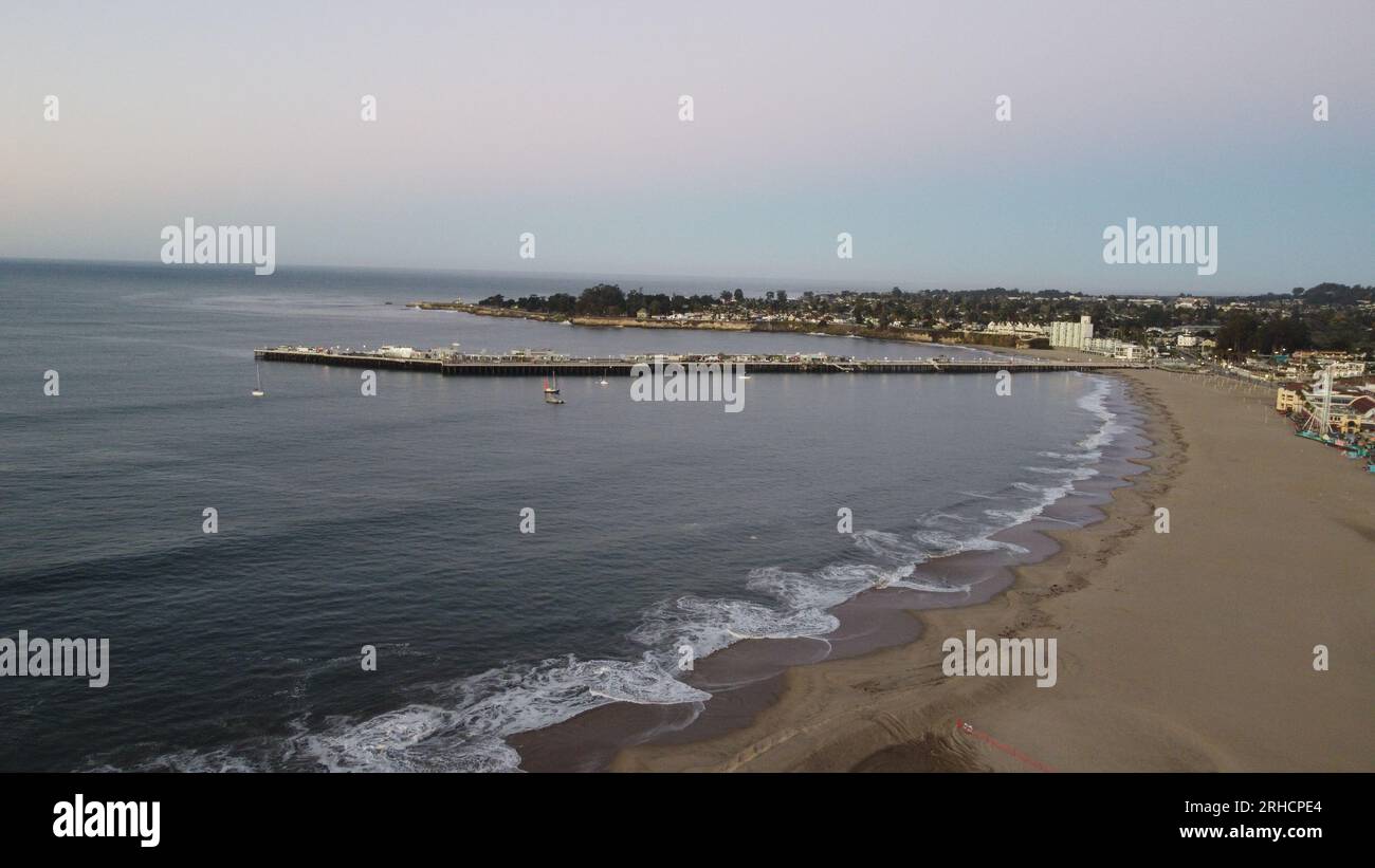 Warf und Strand mit Nebelhimmel Stockfoto