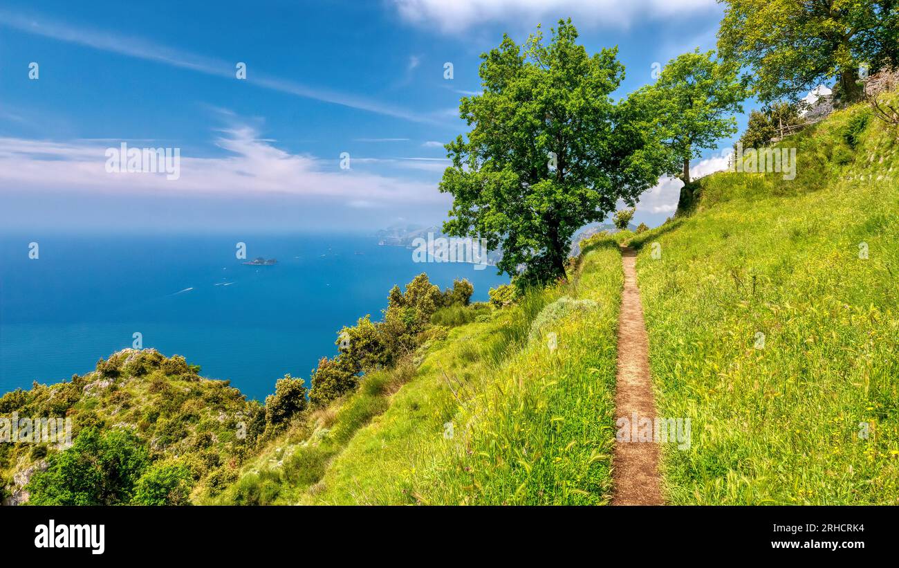 Die dramatische Landschaft des Wanderweges „Pfad der Götter“ an der wunderschönen Amalfiküste, Italien, an einem sonnigen Sommertag. Stockfoto