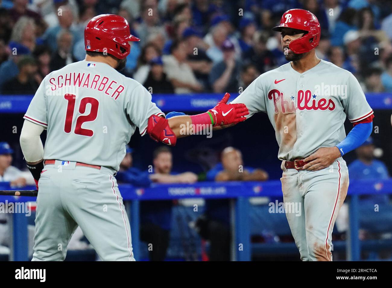 Toronto, Kanada. 15. Aug. 2023. 15. August 2023, TORONTO, ON, KANADA: Edmundo Sosa von Philadelphia Phillies (rechts) feiert nach einem Tor gegen die Toronto Blue Jays mit Kyle Schwarber während der sechsten Inning-MLB-Interliga-Baseballaktion in Toronto am Dienstag, den 15. August 2023. (Kreditbild: © Nathan Denette/The Canadian Press via Credit: Zuma Press/Alamy Live News Stockfoto