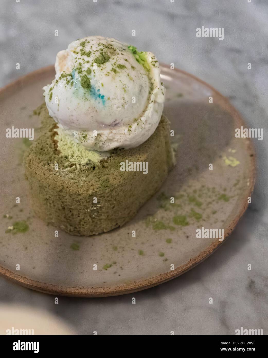 Süßes Dessert mit Schnee oben, Matcha über dem Dessert, Marmortisch Hintergrund Stockfoto