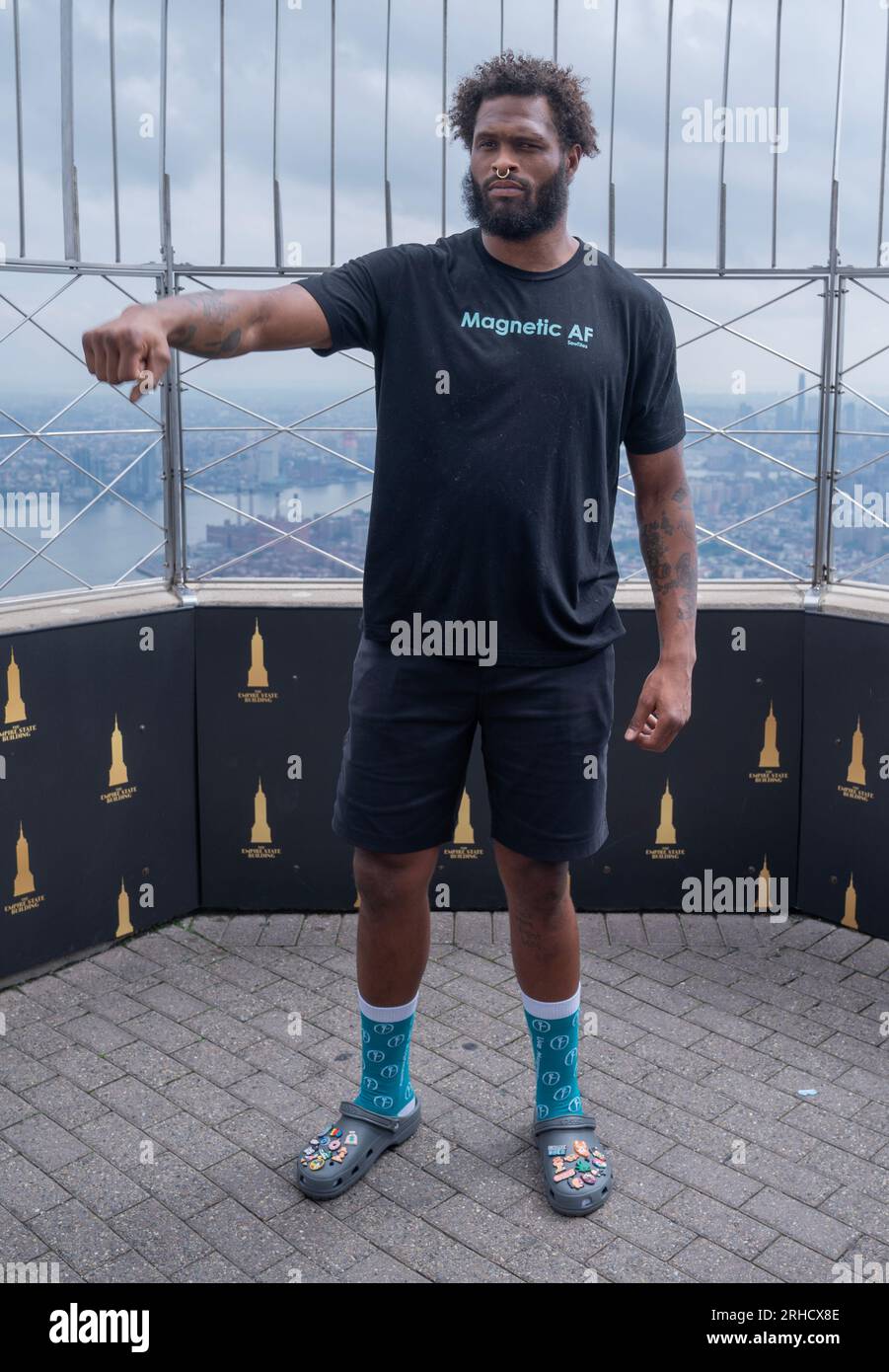 Der PFL-Kämpfer Maurice Greene besucht am 15. August 2023 das Empire State Building in New York, bevor es zu Halbfinalkämpfen im Schwergewicht kommt Stockfoto