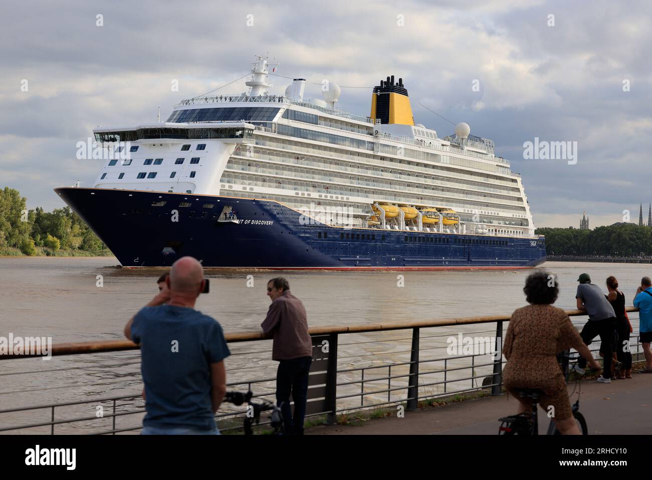 Le paquebot haut de gamme de croisière Spirit of Discovery quitte Bordeaux. Construit en 2019 par le chantier Meyer Werft à Papenburg en Allemagne, lo Stockfoto