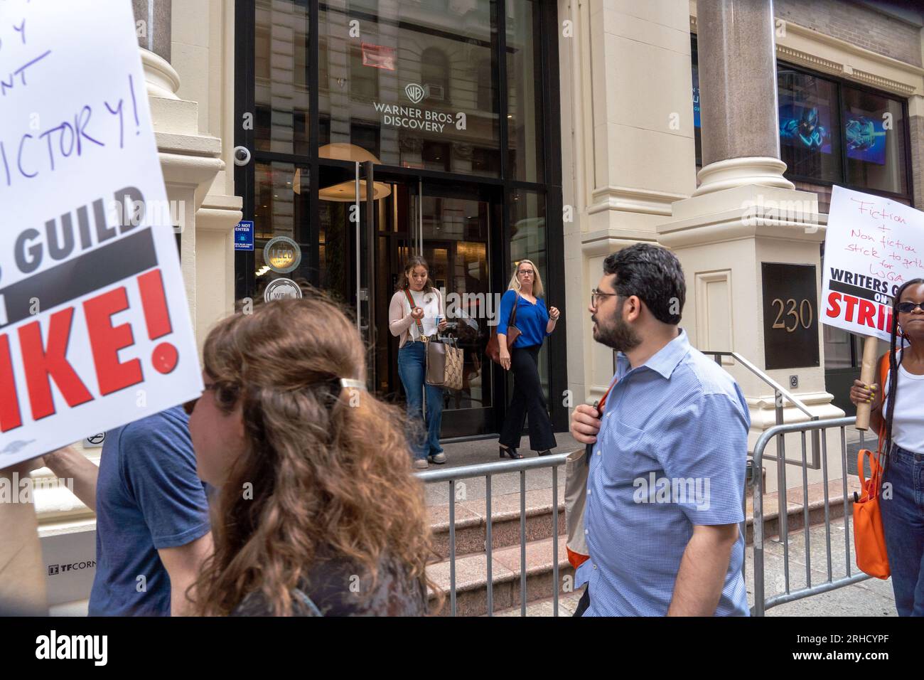 New York, Usa. 15. Aug. 2023. Auffällige Mitglieder der Writers Guild of America und Anhänger gehen auf einer Streikpostenlinie vor Netflix und Warner Bros./ Discovery Office in New York City. Mitglieder der SAG-AFTRA und der WGA (Writers Guild of America) haben sich beide seit 1960 in ihrem ersten gemeinsamen Streik gegen die Studios niedergelassen. (Foto: Ron Adar/SOPA Images/Sipa USA) Guthaben: SIPA USA/Alamy Live News Stockfoto