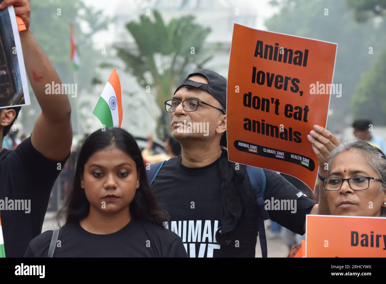 Nicht Exklusiv: 15. August 2023, Kalkutta, Indien. Tierliebhaber-Aktivisten halten eine Protestdemonstration mit symbolischem Menschenfleisch in Tabletts, einem ergreifenden Vis Stockfoto