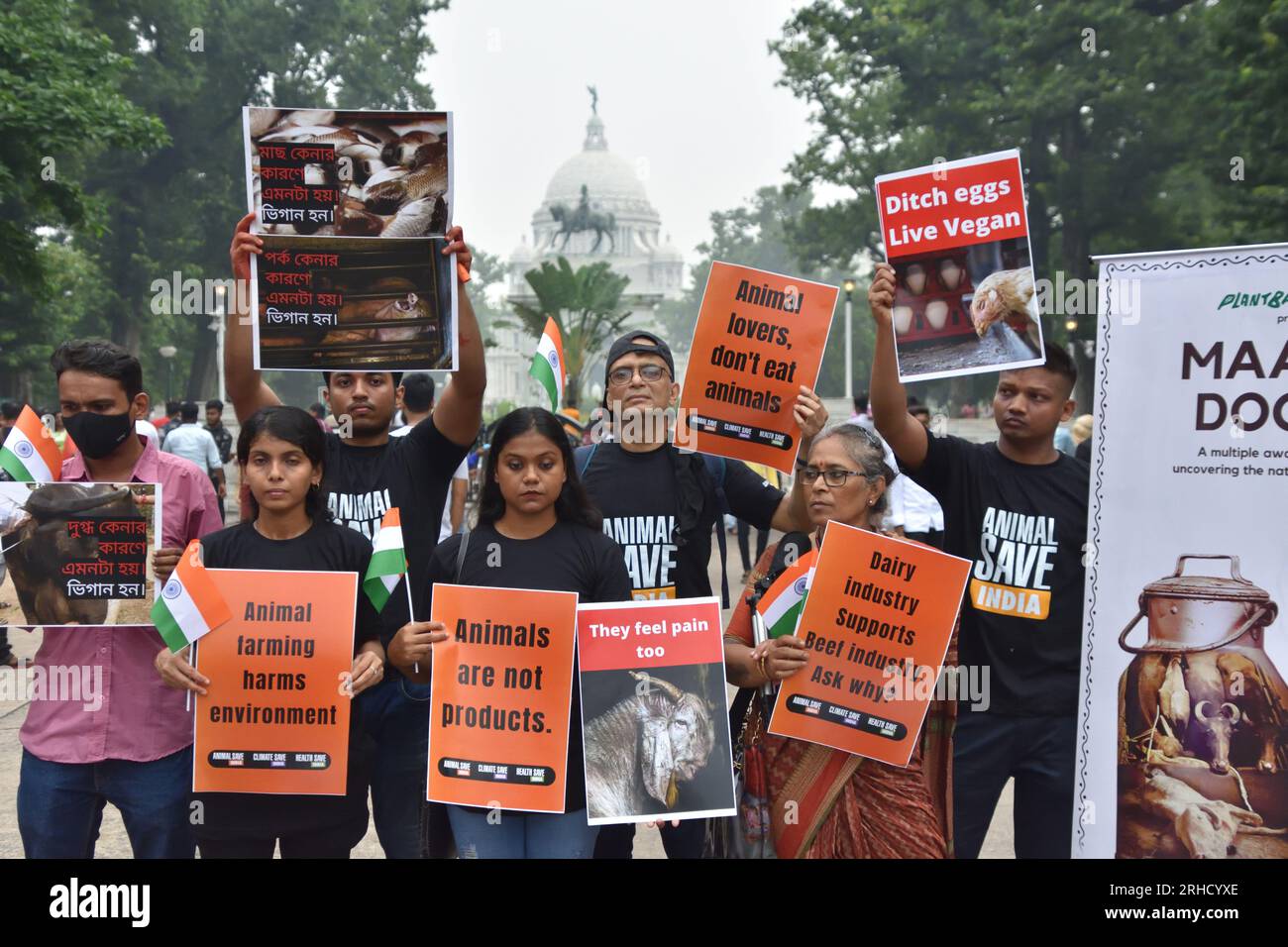 Nicht Exklusiv: 15. August 2023, Kalkutta, Indien. Tierliebhaber-Aktivisten halten eine Protestdemonstration mit symbolischem Menschenfleisch in Tabletts, einem ergreifenden Vis Stockfoto