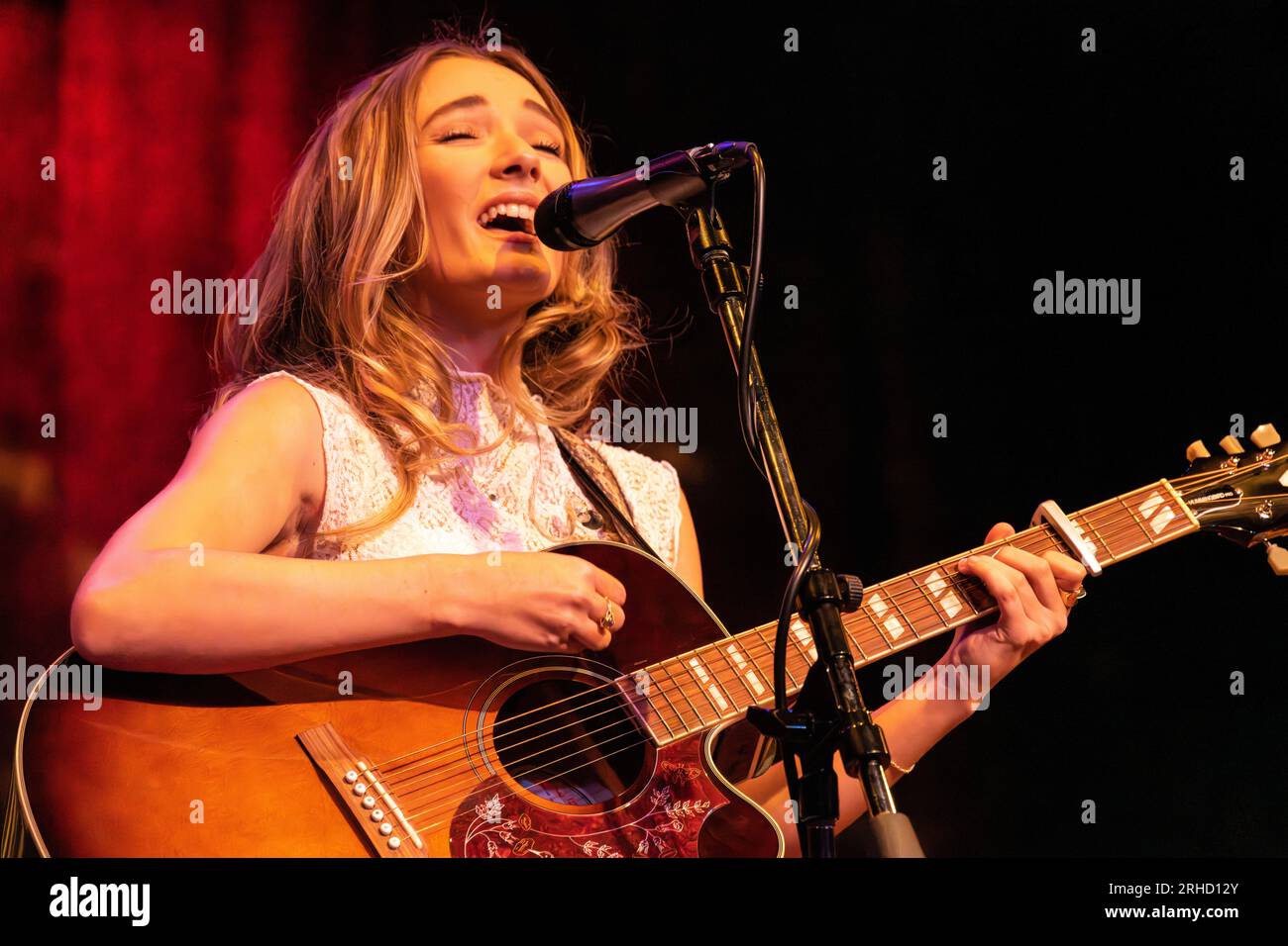 Lucy Johnston von der Bell Row tritt live für Eddie Owen in der Red Clay Music Foundry in Duluth, Georgia, nordöstlich von Atlanta auf. (USA) Stockfoto