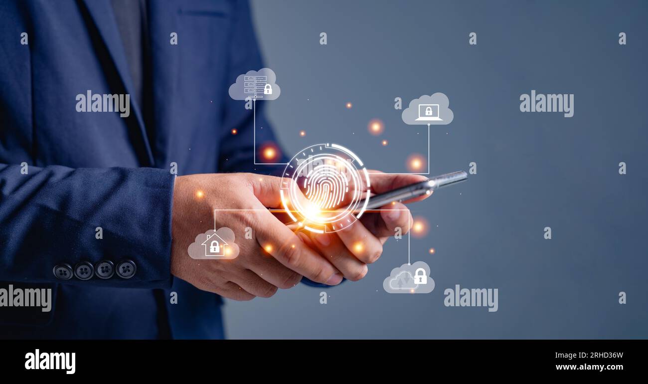 Ein Geschäftsmann nutzt sein Smartphone, um seine Fingerabdrücke zu scannen, um sich in einem sicheren Netzwerk anzumelden, um Transaktionen durchzuführen, und wird für den elektronischen Betrieb verwendet Stockfoto