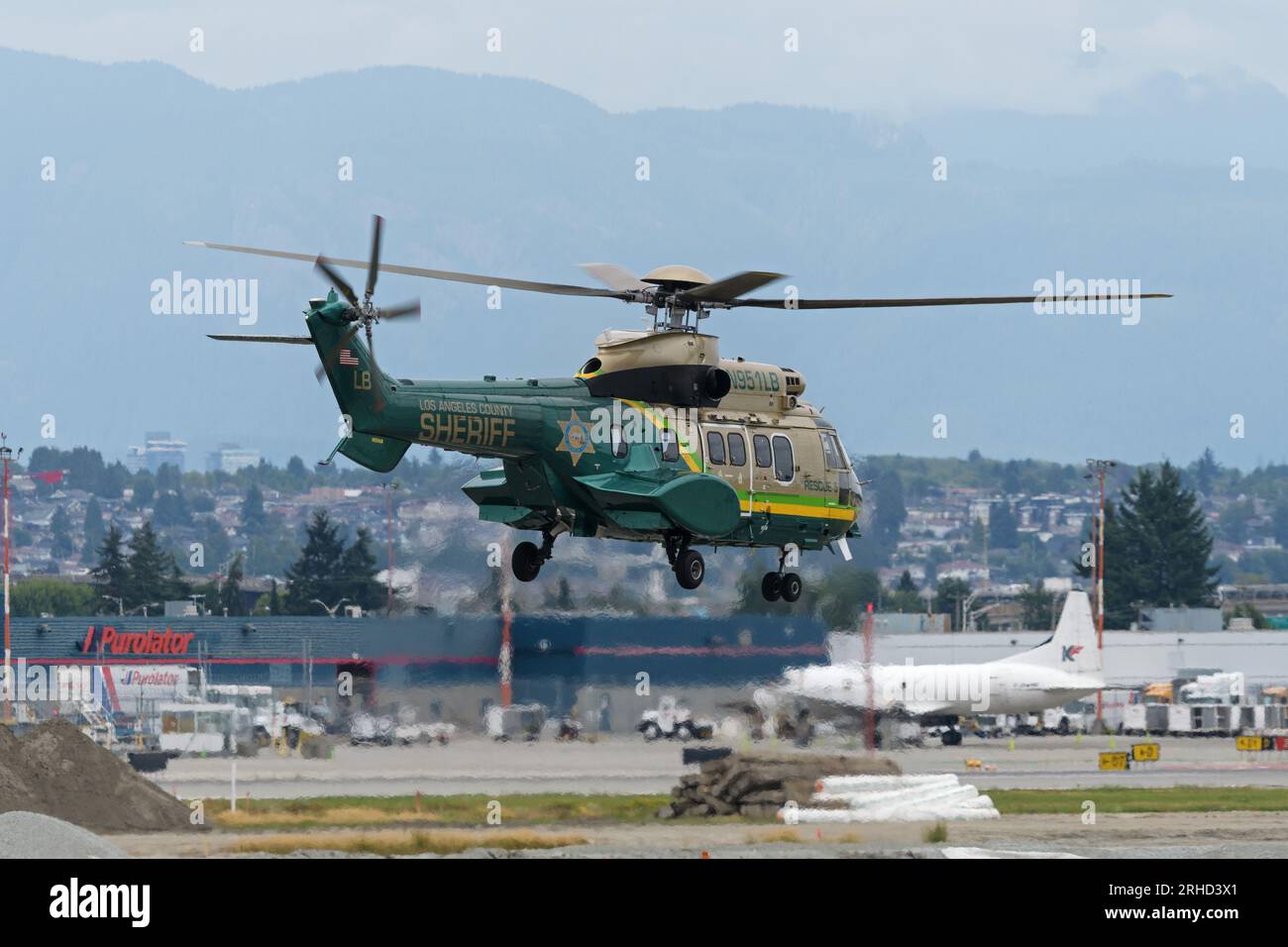 Richmond, British Columbia, Kanada. 8. Aug. 2023. Ein Aerospatiale AS-332L1 Super Puma Helicopter (Airbus Helicopters H215), Registrierung N951LB, gehört zum Los Angeles County Sheriff's Department (LASD), bei Abflug vom Vancouver International Airport. (Kreditbild: © Bayne Stanley/ZUMA Press Wire) NUR REDAKTIONELLE VERWENDUNG! Nicht für den kommerziellen GEBRAUCH! Stockfoto