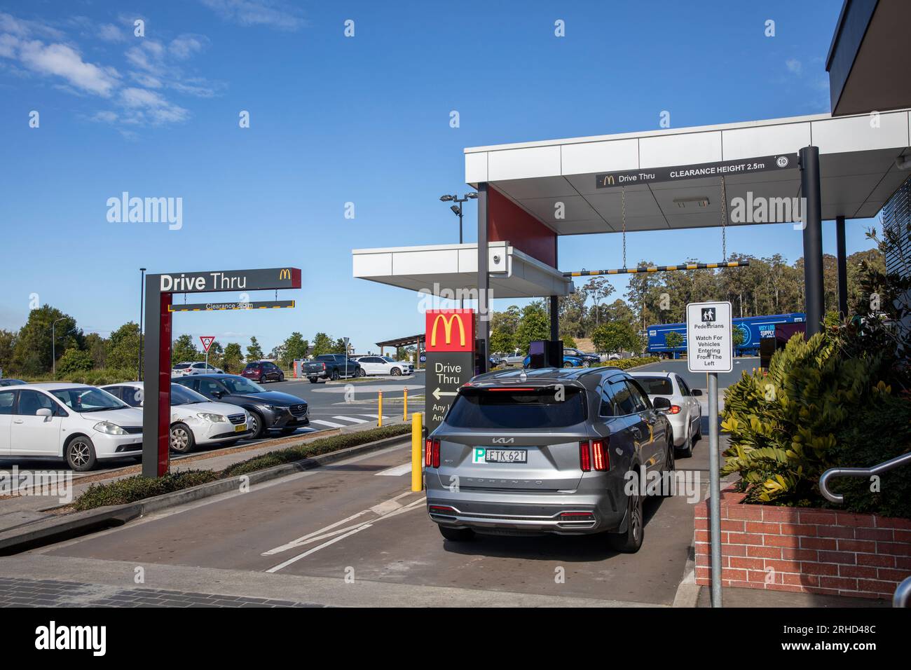 Australien, McDonalds Restaurant fahren durch Burger and Chips im Port Macquarie Servi8ce Centre neben Pacific Highway Road, NSW, Australien Stockfoto