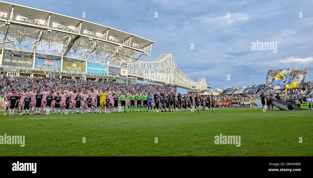 Chester, Pennsylvania, USA 15. August 2023 Teams stellen sich vor dem Spiel mit der Commodore Barry Bridge im Hintergrund auf (Bild: Don Mennig Alamy News - nur redaktionelle Verwendung - Keine kommerzielle Verwendung) Stockfoto