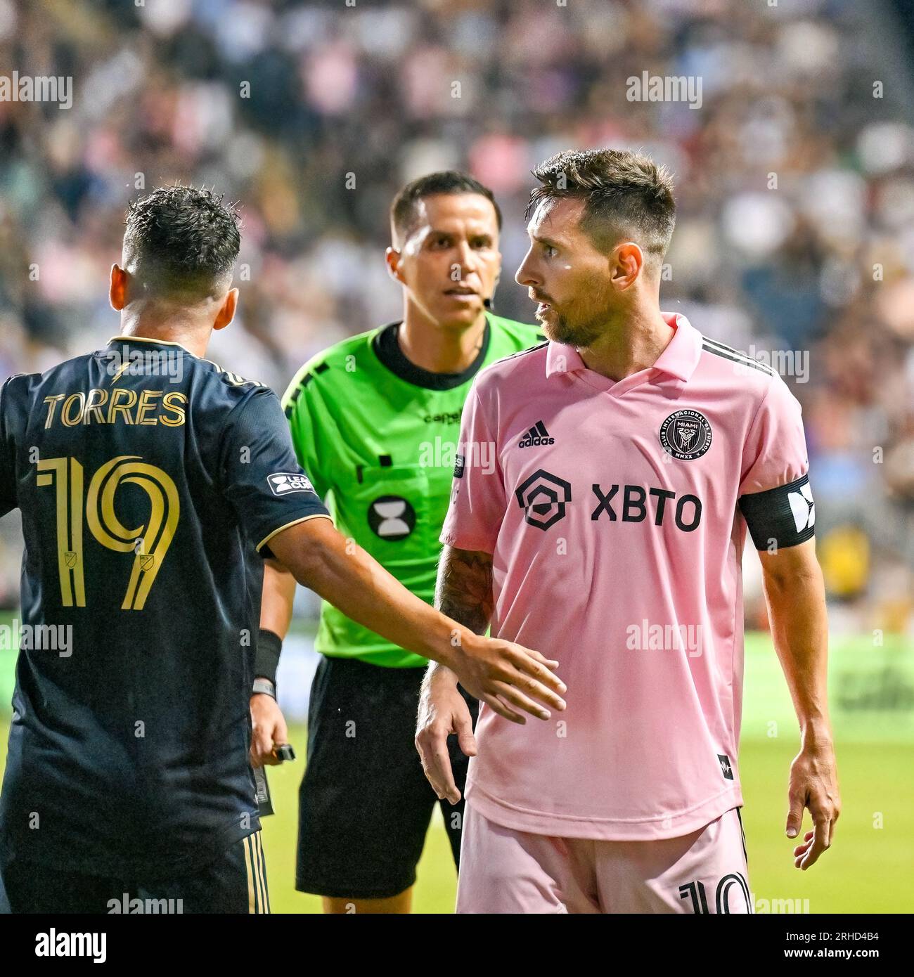 Lionel Messi für Inter Miami argumentiert ein Foul des Mittelfeldspielers Jose Martinez der Philadelphia Union (Bild: Don Mennig Alamy News – nur redaktionelle Verwendung – keine kommerzielle Verwendung) Stockfoto