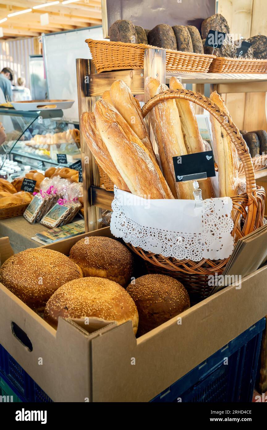 Sortiment an Backwaren. Verschiedene Brotsorten werden auf einer Lebensmittelmesse ausgestellt. Stockfoto