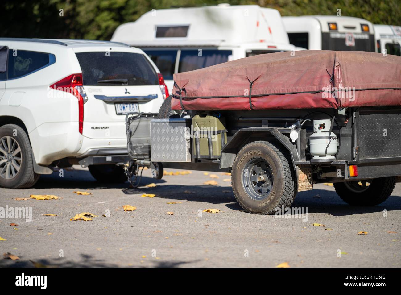 Wohnmobilwagen auf einem Parkplatz in amerika an das Auto gehängt Stockfoto