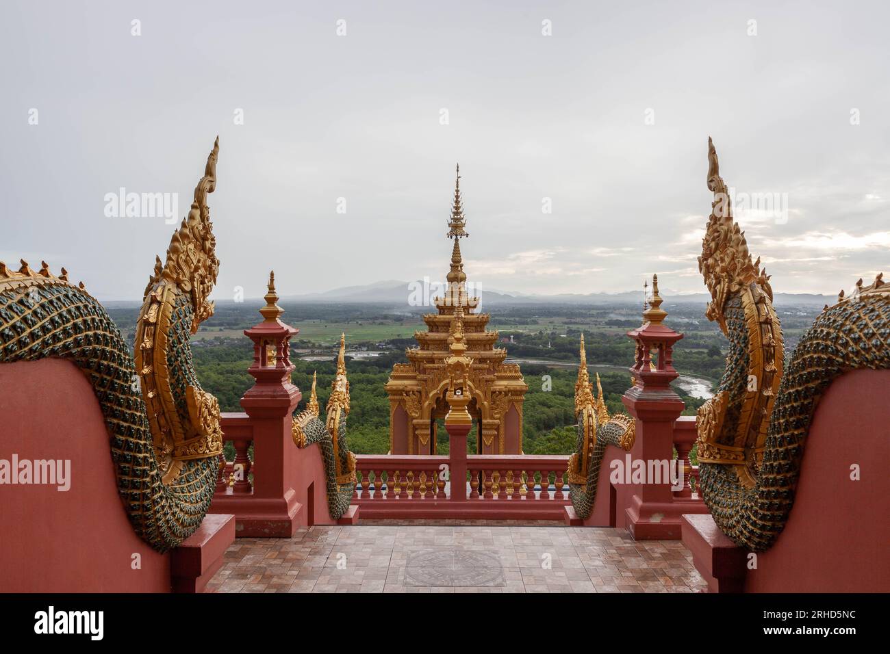 Wat Phrathat Doi Phra Chan und Blick auf die Landschaft an einem regnerischen Tag, buddhistischer Tempel in der Provinz Lampang, Nordthailand. Stockfoto