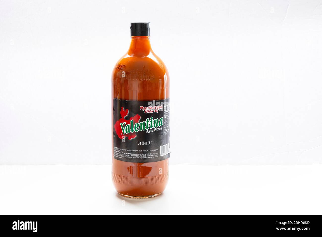 Calgary, Alberta, Kanada. August 2023. Eine Valentina Black Label Mexican Extra Hot Sauce 34oz Flasche. Stockfoto