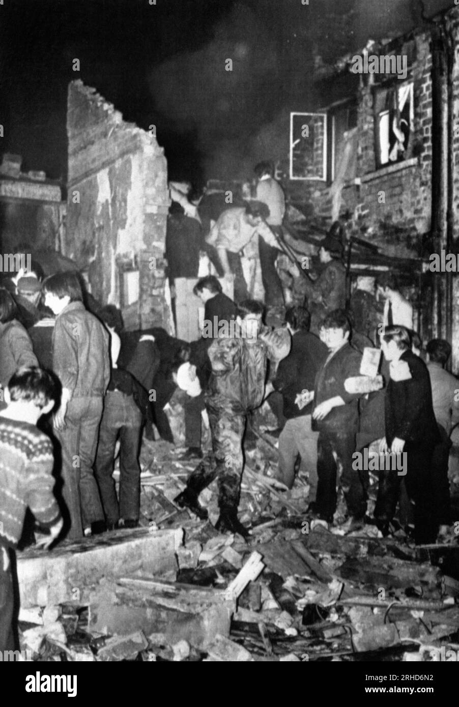 Aktenfoto von 5/12/1971 von Rettungskräften, Soldaten und Zivilisten, graben mit bloßen Händen in den noch rauchenden Schutt von McGurk's Bar in North Queen Street, Belfast. Das Büro des Polizeibeauftragten Nordirland wurde kritisiert, weil es keine Fingerabdruckbeweise aufgenommen hat, die ihm in den Tagen vor der Veröffentlichung eines wichtigen Berichts über den Bombenanschlag auf McGurk's Bar im Jahr 1970er übergeben wurden. 15 Menschen wurden bei der Explosion in der Bar Nord-Belfast im Dezember 1971 getötet. Ausgabedatum: Mittwoch, 16. August 2023. Stockfoto