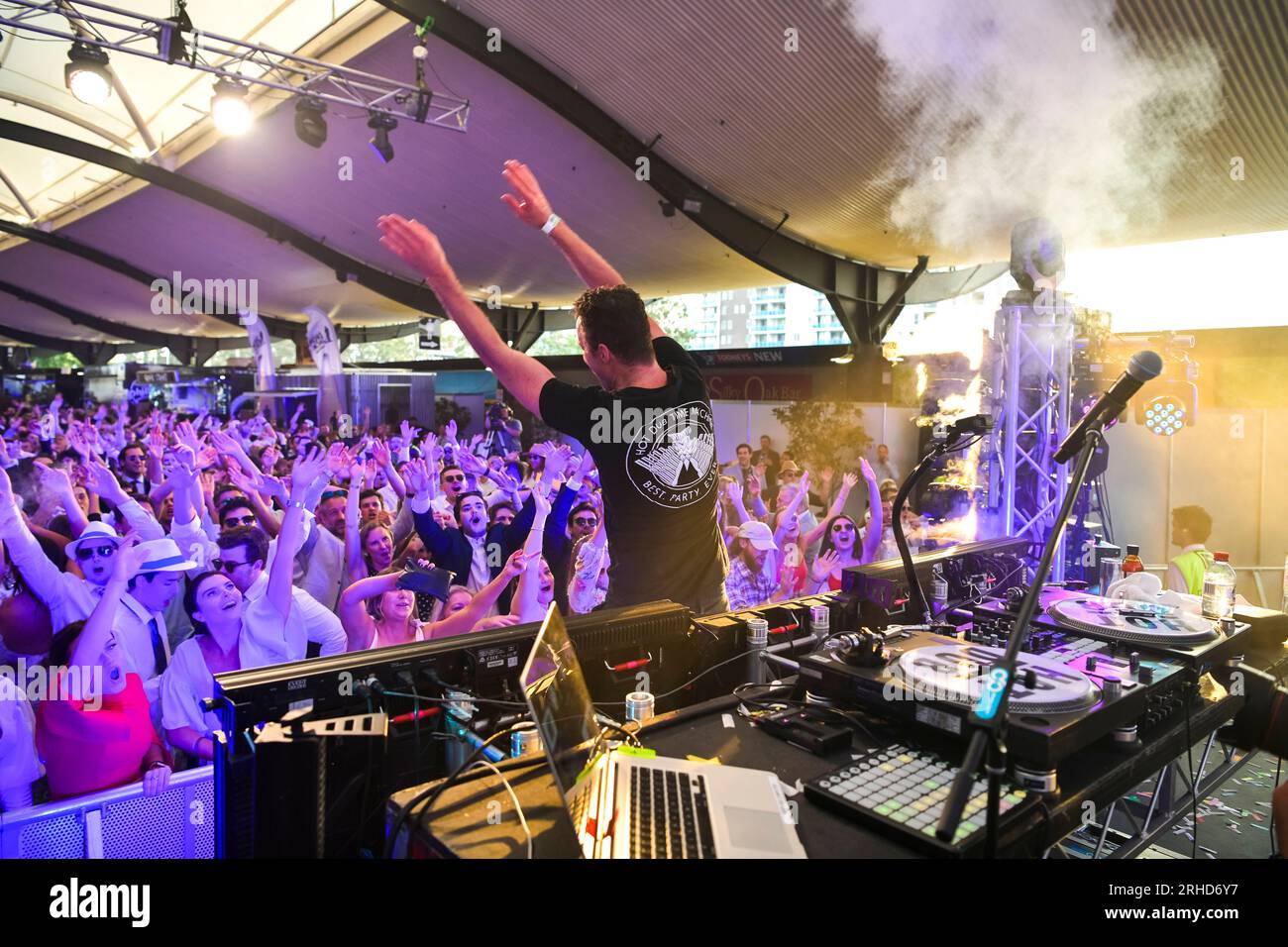 Sydney, Australien - 2. November 2019 - Tom Lowndes (DJ Tom Loud), bekannt als Hot Dub Time Machine, ein australischer DJ, der als The bekannt ist Stockfoto