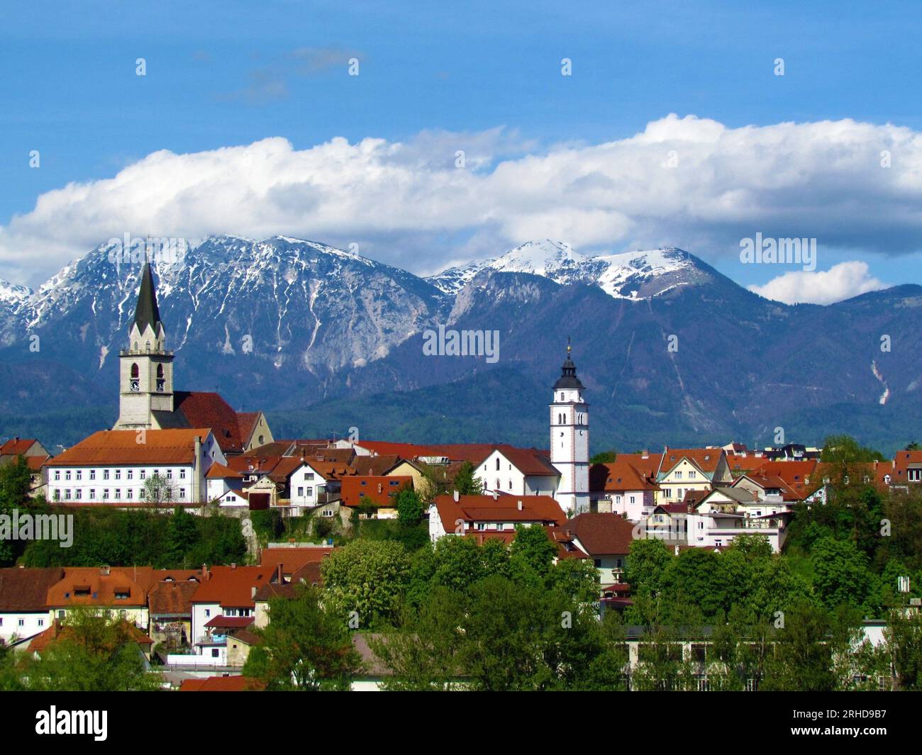 Blick auf die Stadt Kranj in Gorenjska, Slowenien und die Berge der Kamnik-Savinja alpen dahinter Stockfoto