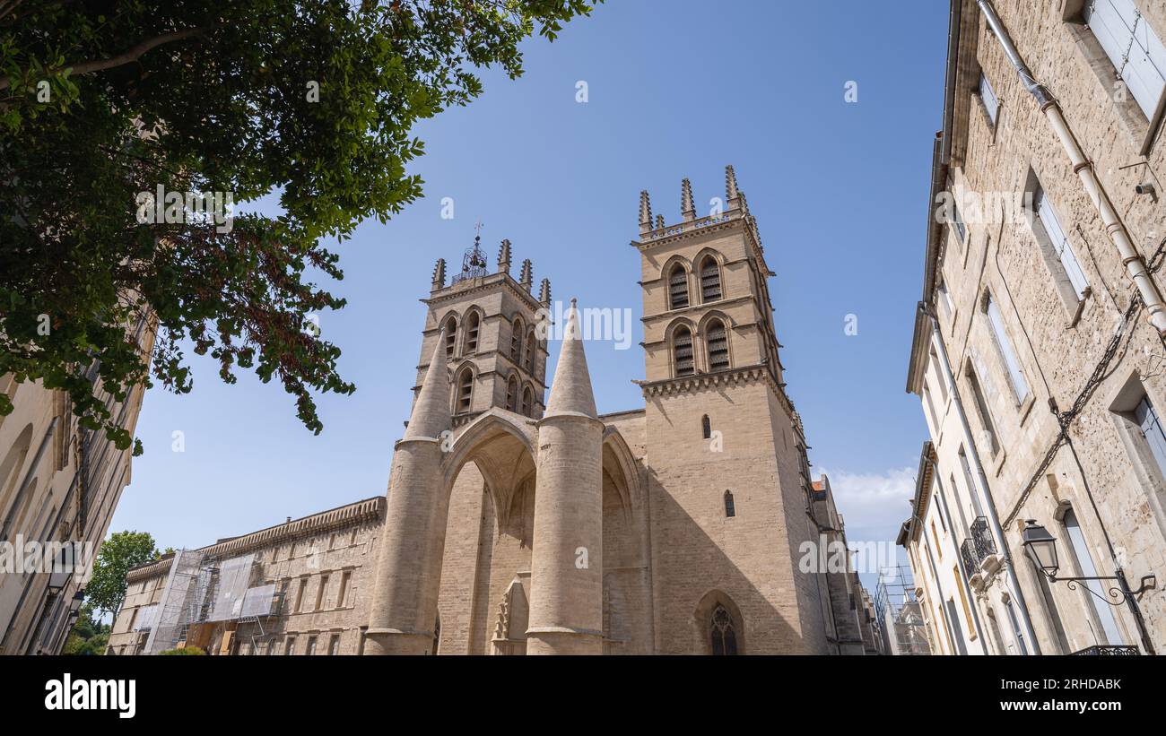 Malerischer Stadtblick auf die alte Fassade und die Glockentürme der St. Pierre- oder St. Peter-Kathedrale im historischen Zentrum von Montpellier, Frankreich Stockfoto