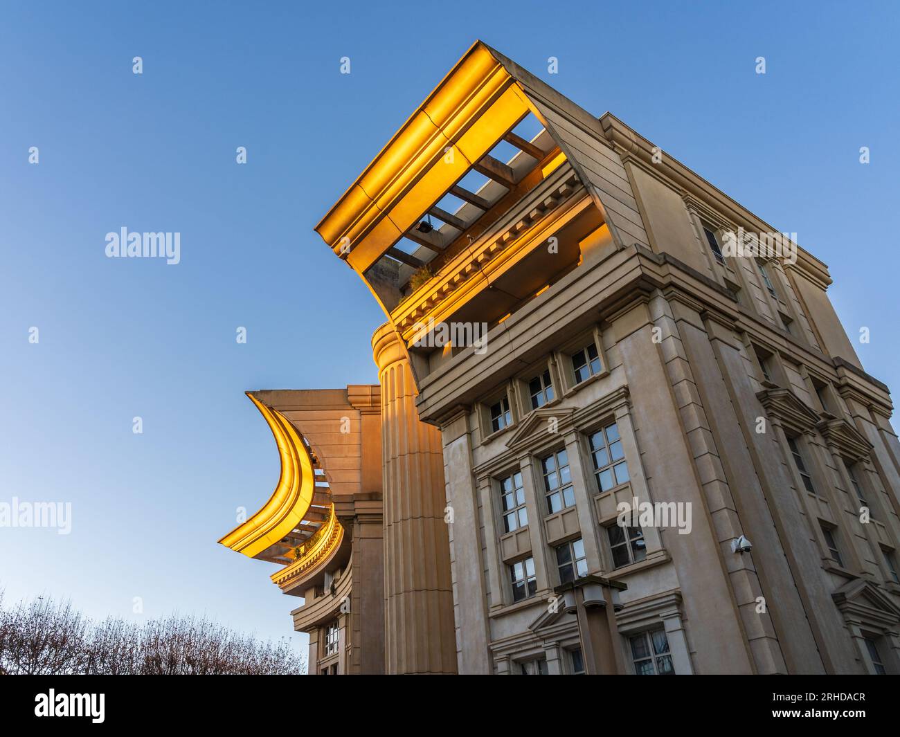Montpellier, Frankreich - 01 05 2023 : Blick auf die Stadt bei Sonnenuntergang mit zeitgenössischer Architektur von Ricardo Bofill im modernen Viertel Antigone Stockfoto