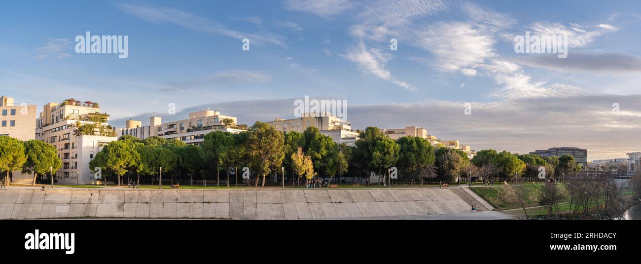 Montpellier, Frankreich - 01 12 2023 : spätnachmittags Landschaftspanorama des Richter Parks am Ufer der Lez Stockfoto